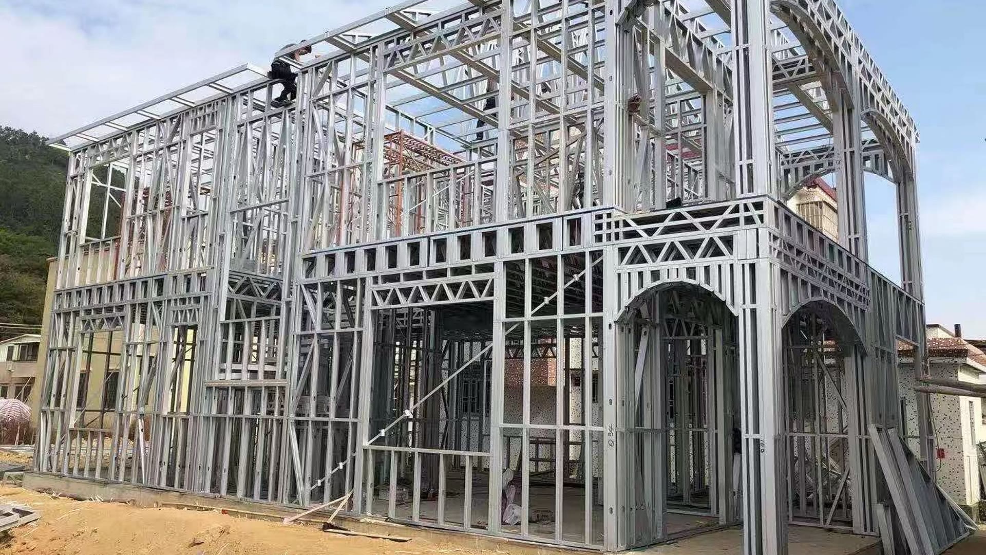 Крупный каркас ЛСТК на строительной площадке